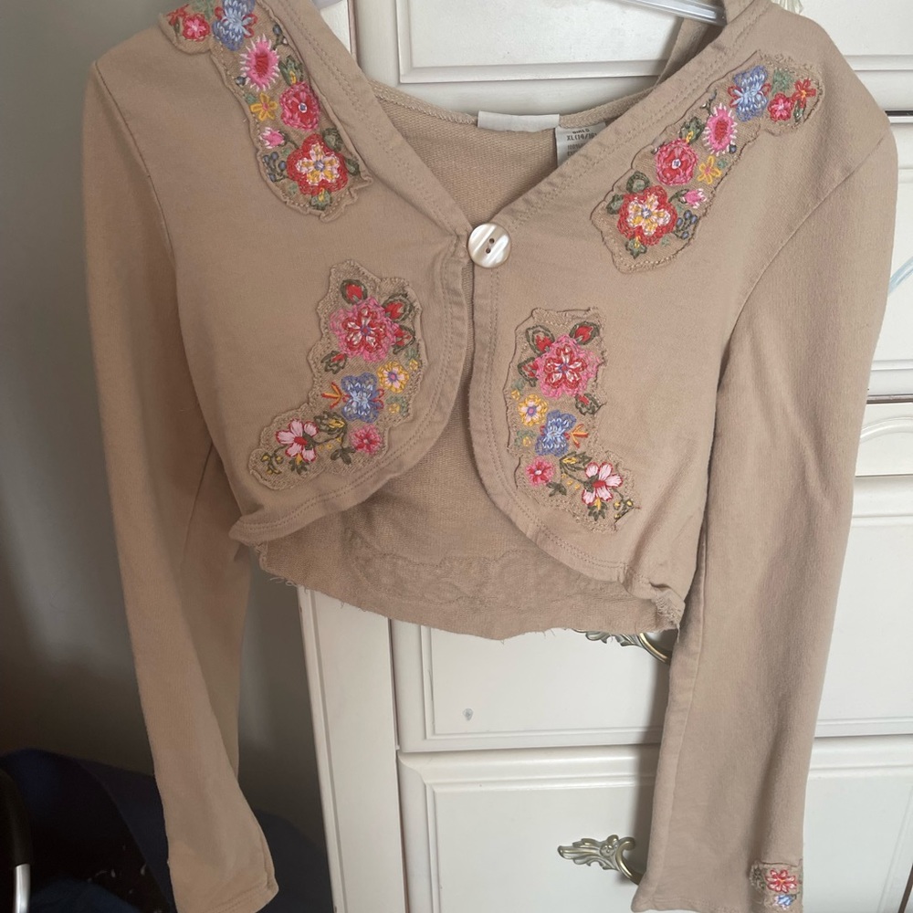 Cropped shirt with button and flowers - Picture 12 of 12